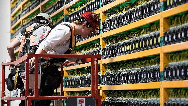 CANADA-ECONOMY-COMPUTER MINING-BITCOINS       -  Blockchain und die damit zusammenhängenden Kryptowährungen wie Bitcoin brauchen enorme Server-Leistungen. Das gewährleisten solche Serverfarmen wie hier in Kanada.