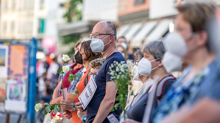 Würzburg trauert und hält zusammen. Am Freitag haben rund 600 Menschen in der Würzburger Innenstadt eine Kette gebildet, um der Opfer des Messerangriffs zu gedenken.&nbsp;