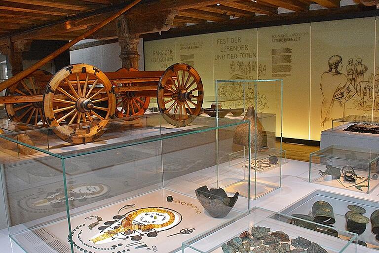 Der nachgebaute Wagen fällt sofort ins Auge, interessant ist auch das Bernsteincollier am unteren Bildrand, ein Hortfund aus Oberstreu.