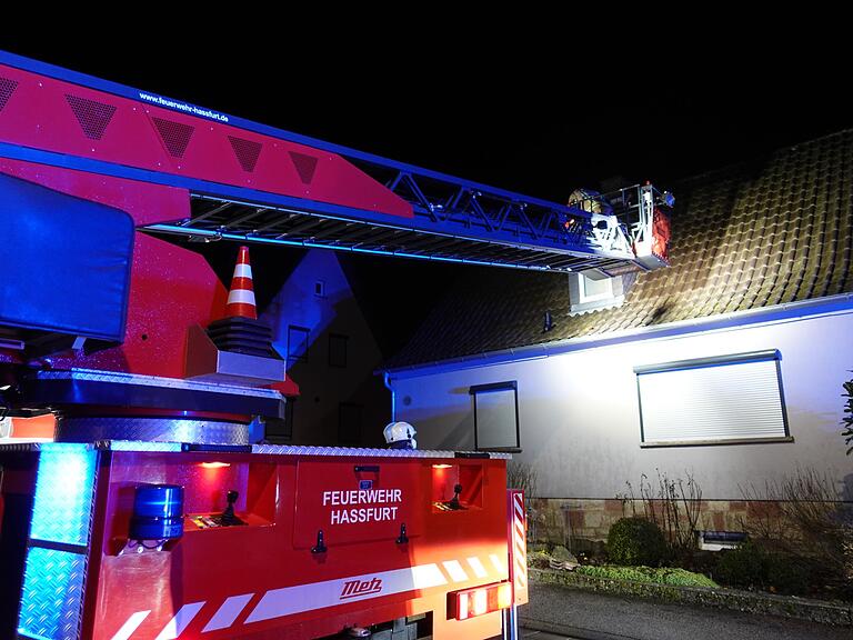 Mit Hilfe ihrer Drehleiter verschloss die Feuerwehr Haßfurt an einem Wohnhaus ein Loch auf einer Dachgaube. Glücklicherweise hatte der Hausbesitzer noch passende Dachziegel vorrätig.