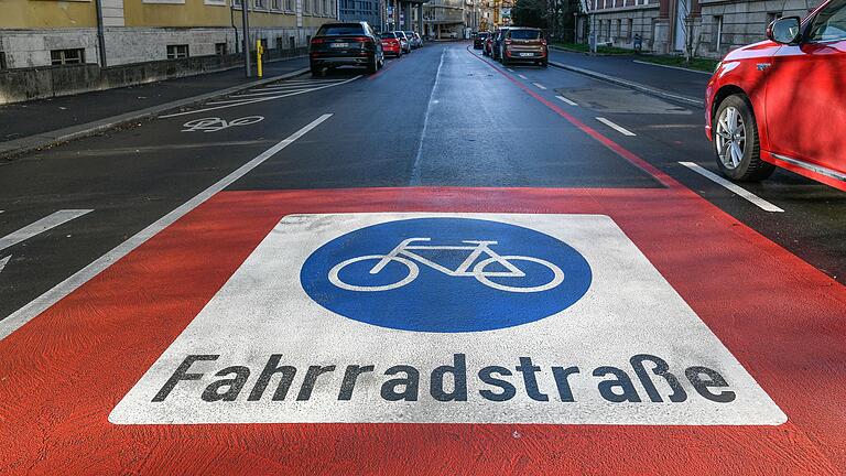 Fahrradstraßen, wie hier in der Würzburger Münzstraße, sind in der Regel deutlich gekennzeichnet. Doch welche Regeln gelten dort für Radfahrende sowie Autofahrerinnen und -fahrer?