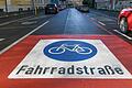 Fahrradstraßen, wie hier in der Würzburger Münzstraße, sind in der Regel deutlich gekennzeichnet. Doch welche Regeln gelten dort für Radfahrende sowie Autofahrerinnen und -fahrer?