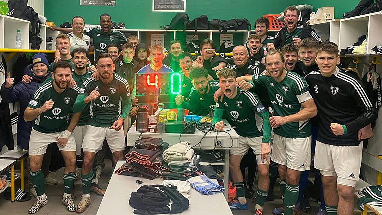 Kabinen-Party: Die Mannschaft des FC 05 Schweinfurt feiert ihren 1:0-Sieg über den FC Augsburg II - und das Erreichen der 40-Punkte-Marke. Kabinen-Party: Die Mannschaft des FC 05 Schweinfurt feiert ihren 1:0-Sieg über den FC Augsburg II - und das Erreichen der 40-Punkte-Marke.