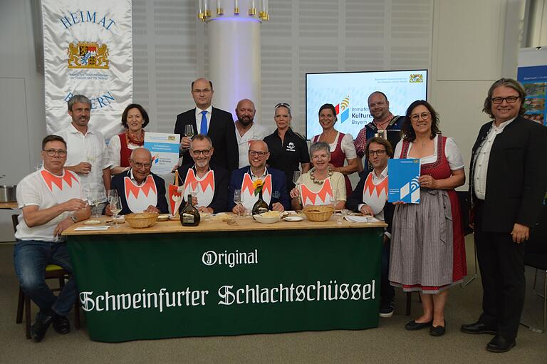 Geschafft: Urkunde und Plakette belegen, dass die Original Schweinfurter Schlachtschüssel zum Immateriellen Kulturgut Bayerns zähl.