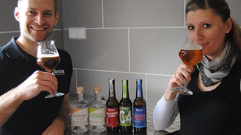 David und Denise Renninger testen in der Brauerei die eigenen Biere. Die ausgebildete Biersommeliere belässt es in Erwartung von Brauernachwuchs allerdings bei einer Geruchsprobe. David und Denise Renninger testen in der Brauerei die eigenen Biere. Die ausgebildete Biersommeliere belässt es in Erwartung von Brauernachwuchs allerdings bei einer Geruchsprobe.