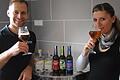 David und Denise Renninger testen in der Brauerei die eigenen Biere. Die ausgebildete Biersommeliere belässt es in Erwartung von Brauernachwuchs allerdings bei einer Geruchsprobe.