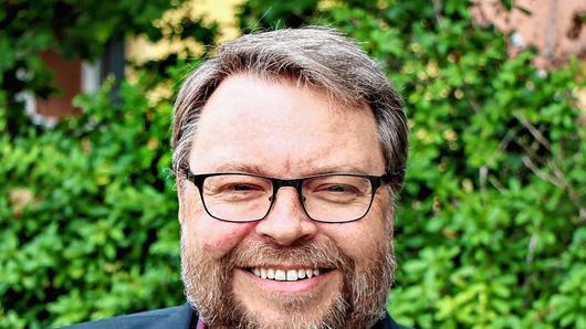 Gläserne Wände       -  Michael Bauer, Jahrgang 1967, ist Vorsitzender des Humanistischen Verbandes Deutschland (HVD) in Bayern mit Sitz in Nürnberg-Mögeldorf. Der Politologe bekleidet zahlreiche weitere Ämter, so ist er unter anderem Geschäftsführer des Humanistischen Sozialwerks Bayern, Präsident des Humanistischen Hilfswerks Deutschland, Vizepräsident der Humanistischen Akademie Bayern und Herausgeber von &bdquo;Diesseits &ndash; das humanistische Magazin&ldquo;. Zusammen mit Arik Platzek ist Bauer Autor des 2015 vom HVD veröffentlichten Berichts &bdquo;Gläserne Wände&ldquo; zur Benachteiligung nichtreligiöser Menschen in Deutschland. Der HVD ist ein 1848 gegründete Weltanschauungsgemeinschaft, die als Interessenvertretung nichtreligiöser Menschen anerkannt ist und in Bayern nach eigenen Angaben rund 2000 Mitglieder zählt. Umfassende Infos unter www.hvd-bayern.de.