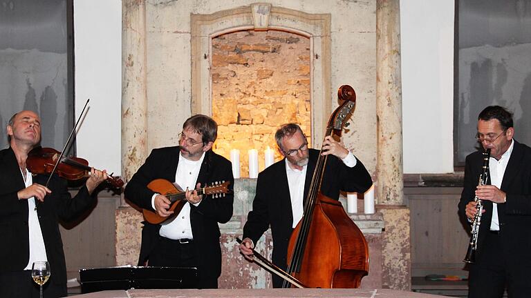 Ein fröhlicher, wenn auch nicht ganz einfacher Abend in der früheren Synagoge von Urspringen: Klezmer-Musik mit der Gruppe &quot;Schmitts Katze&quot;.