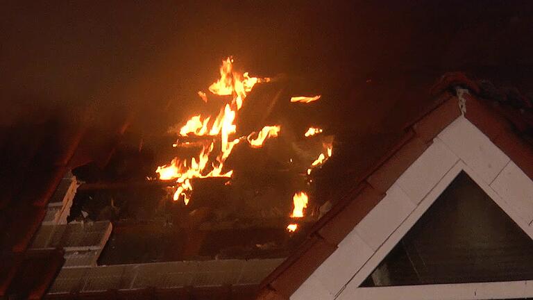 Durch die Glutnester loderten immer wieder kleinere Flammen auf. Durch die Glutnester loderten immer wieder kleinere Flammen auf.