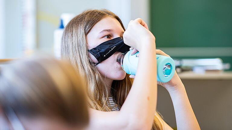 Ab Dienstag gilt auch in Bayern an den weiterführenden Schulen vorerst Maskenpflicht im Unterricht. Eine Maßnahme, um Corona-Infektionen zu verhindern.