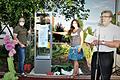 Der Offene Bücherschrank - Einladung zum Leseausflug in die weite Welt, zur Unterhaltung, zum Erkunden neuer Welten. Ilona Dusel und Eric Dittmann öffnen die Türen, Pfarrer Thomas Amrehn (rechts) stellt den Offenen Bücherschrank vor.