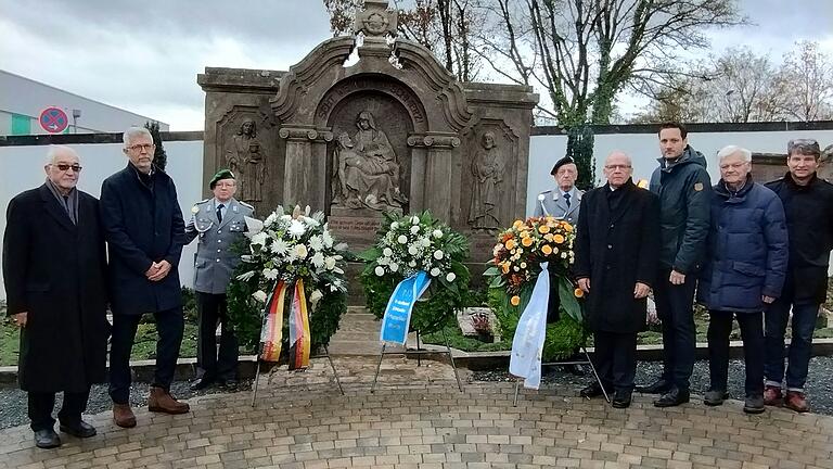 Ein Mahnmal für den Frieden: Der Volkstrauertag fand stellvertretend für viele andere Kriegsgräberstätten am sanierten Rimparer Kriegerdenkmal von 1923 statt (von links): der stellvertretende Landesvorsitzende des Volksbundes Paul Beinhofer, Bürgermeister Bernhard Weidner, der Bezirksvorsitzende des Volksbundes Regierungspräsident Eugen Ehmann, MdL Björn Jungbauer, VdK-Ortsvrositzender Erich Kreutner und Gemeinderat Andreas Kaiser.