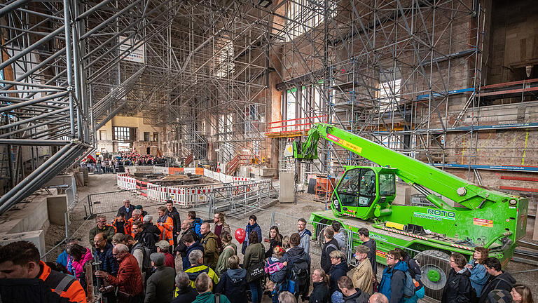 Christoph Schmidt, dpa, Stuttgart21.jpg       -  Die Baustelle am Stuttgarter Bahnhof mit Besuchern an einem Aktionstag.