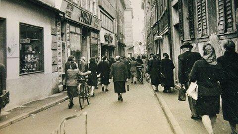 Eine historische Aufnahme der Keßlergasse vor dem Zweiten Weltkrieg, als zahlreiche Menschen sich in der Stadt bewegten. Eine historische Aufnahme der Keßlergasse vor dem Zweiten Weltkrieg, als zahlreiche Menschen sich in der Stadt bewegten.