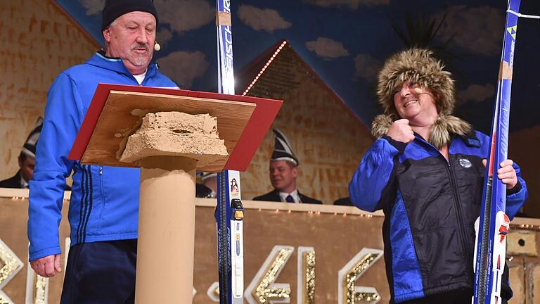 Ich bin seit kurzem Langläufer und fährst du schon lange 'Lang'? Ein humorvolles Wortspiel zeigten Doris Beck und Michael Katzenberger bei der Prunksitzung in Burglauer.