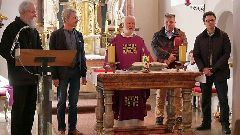 Augustinerpater Matthäus Klein (Mitte) stellte die neu gewählten Mitglieder der Kirchenverwaltung in Hausen und Fährbrück vor. Von links: Bruno Weisenberger, Rupert Hetterich, André Ziegler und Johannes Kopp. Augustinerpater Matthäus Klein (Mitte) stellte die neu gewählten Mitglieder der Kirchenverwaltung in Hausen und Fährbrück vor. Von links: Bruno Weisenberger, Rupert Hetterich, André Ziegler und Johannes Kopp.