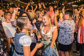 Beim Volkacher Weinfest feiern die Gäste ausgelassen.