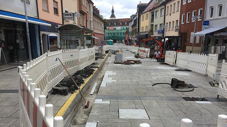 Granitplattentausch in der Wolfsgasse. Eine Buslinie musste verlegt werden.