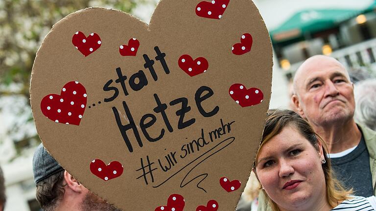 Ein Archivbild zeigt eine Demonstration gegen Hetze in Landau (Rheinland-Pfalz) im September 2018.