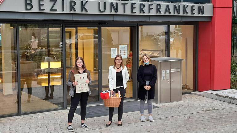 Einen aufregenden Nachmittag erlebten die austauscherfahrendenen Mädchen Kerstin Dittmann (9b) und Dolores Prieto Pacheco (10b) sowie ihre Lehrerin Tina Riegler in der Bezirksverwaltung Unterfranken.