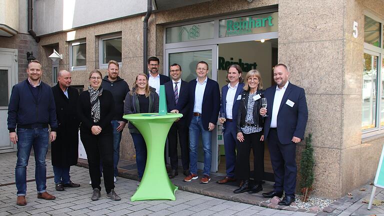 Freude über den Start: An der Luitpoldstraße in Marktheidenfeld haben Reinhart Immobilien Marketing eine Niederlassung eröffnet für ganz&nbsp; Main-Spessart. Geleitet wird sie von Steffen Losehand (rechts).