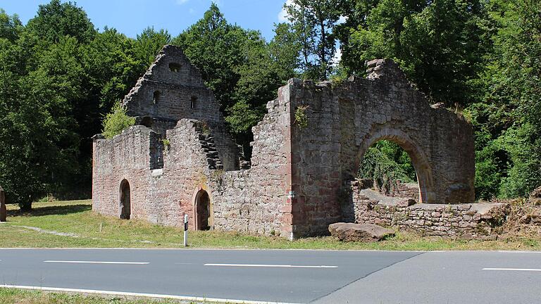 Die Reste der Markuskapelle liegen direkt an der Staatsstraße 2316 bei Schollbrunn.