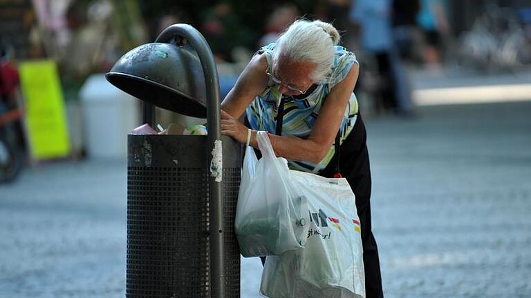 Alternative zum Pfandflaschensammeln im Müll: Über «pfandgeben.de» können Menschen ihr Pfandgut an Sammler spenden. (Bild: dpa)       -  Einige Menschen sind aufs Pfandflaschensammeln angewiesen, doch ab einem bestimmten Betrag ist das steuerpflichtig.