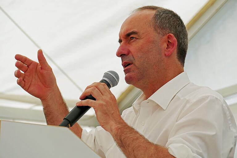 Der bayerische Wirtschaftsminister Hubert Aiwanger beim Firmenjubiläum von Schneider Solar in Karlstadt.