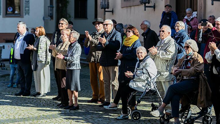 Dem Publikum gefiel das Konzert auf den Bad Kissinger Rathausplatz. Die meisten hatten Verständnis für die Forderungen der Musiker.