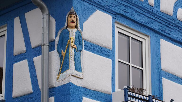 Ursprünglich war das Fachwerk braun, der geschnitzte Eckständer in grün und golden.&nbsp;