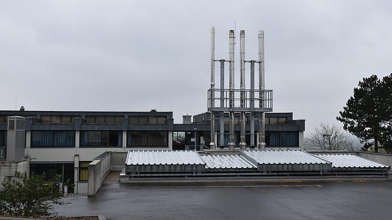 Die Energiezentrale im Zentrum der schulischen Anlage versorgt die einzelnen Einrichtungen mit Wärme. Unabhängig von Öl und Gas kommen dort Hackschnitzel aus gemeindeeigenen Wäldern zum Einsatz.