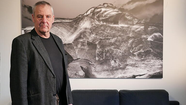 Fotodesigner Thomas Kohnle in seinem Offenen Atelier in Rodenbach vor einem seiner aktuellen Fotoprojekte.&nbsp;