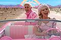 Raus aus der Pink-Plastik-Party-Dauerschleife: Ryan Gosling als Ken und Margot Robbie als Barbie in einer Szene der Films 'Barbie'.       -  Ryan Gosling als Ken und Margot Robbie als Barbie locken derzeit zahlreiche Besucher ins Kino. Und auch das iPhone 15 soll es bald schon im 'Barbie'-Look geben.