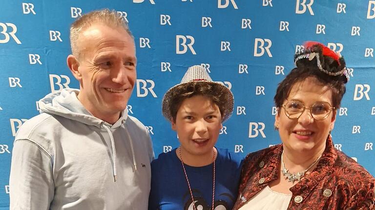 Christopher Koch durfte bei 'Jung und närrisch' im BR auftreten. Das Foto zeigt ihn mit seinem prominenten Büttenpaten Michl Müller und seiner Mutter Nicole Koch. Christopher Koch durfte bei 'Jung und närrisch' im BR auftreten. Das Foto zeigt ihn mit seinem prominenten Büttenpaten Michl Müller und seiner Mutter Nicole Koch.