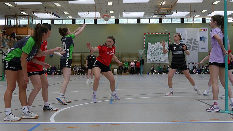 Unterfränkisches Duell um Platz fünf bei der Deutschen Meisterschaft: Die Bergrheinfelderinnen Sabrina Lehrl (links), Bianca Hetterich (Dritte von links)&nbsp; sowie Emeliy Neuhauser (Zweite von rechts) gegen&nbsp;Eßlebens Ann-Kathrin Cäser (Zweite von links), Lisa Strahl (Dritet von rechts) und Sophia Schneider (rechts).