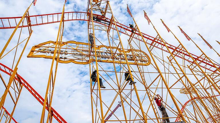 Eine der diesjährigen Attraktionen auf dem Schweinfurter Volksfest: die Familienachterbahn 'Rock &amp; Rollercoaster'.