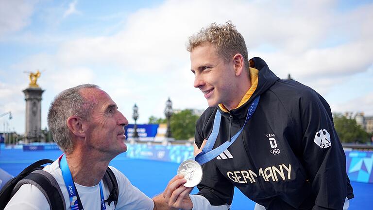 Paris 2024 - Freiwasserschwimmen       -  Frank Ullrich (l), hier mit Schwimmer Oliver Klemet, äußert in seiner Funktion als Vorsitzender des Sportausschusses im Bundestag Kritik am Deutschen Olympischen Sportbund.