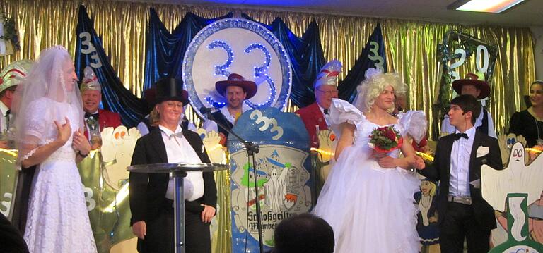 Beim närrischen Jubiläum '33 Jahre Schlossgeister Mainberg' schauten (von links), Elke Behr, Claudia Hegmann, Steffen Behr und Kevin Hegmann als 'Hochzeitspaare' vorbei.