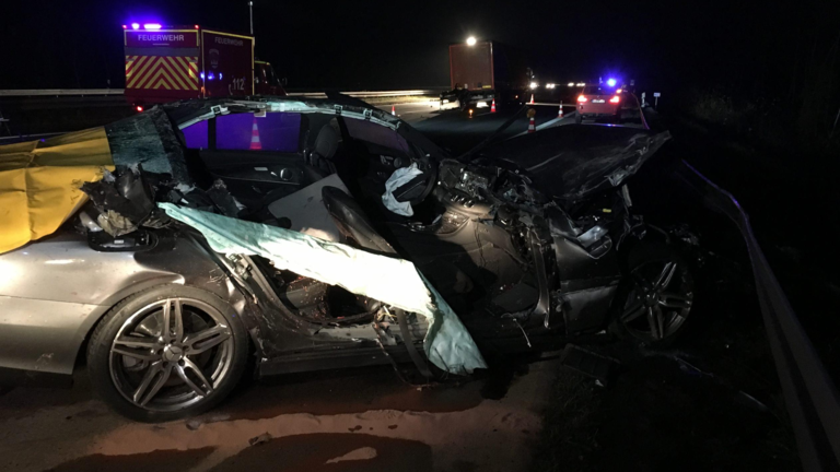 Unfall auf A 7: Ein Toter und drei Verletzte       -  Der total zerstörte Mercedes auf der A 7 bei Oberthulba.