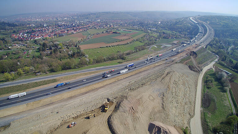 Kritik an Verlängerung der Bauzeit an der A3       -  Aktuelle Luftaufnahme von der Baustelle der A3 bei Heidingsfeld. Der Ausbau wird noch bis Ende 2021 dauern.