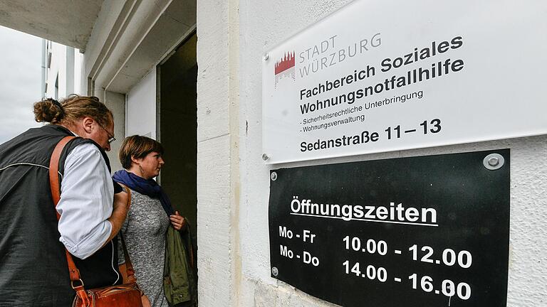 Die Anzahl Wohnungsloser in Würzburg ist in den letzten zwei Jahren massiv gestiegen. Bei einem Ortstermin informierten sich Stadträte über die Obdachlosenunterbringung in der Sedanstraße.