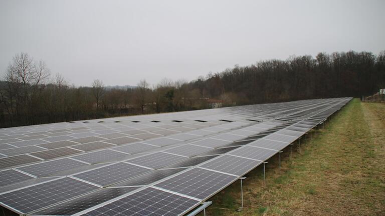 Unser Foto zeigt die Photovoltaikanlage in Oberthulba in Richtung Schlimpfhof. Bürgermeister Mario Götz verspricht sich vom Beitritt zum Klimaschutz-Netzwerk Unterstützung bei der Suche nach geeigneten Flächen für weitere  Anlagen.       -  Unser Foto zeigt die Photovoltaikanlage in Oberthulba in Richtung Schlimpfhof. Bürgermeister Mario Götz verspricht sich vom Beitritt zum Klimaschutz-Netzwerk Unterstützung bei der Suche nach geeigneten Flächen für weitere  Anlagen.