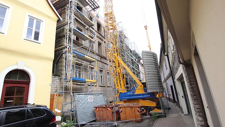 Es wird gebaut in der Kitzinger Innenstadt wie hier im Bereich der Oberen Bachgasse. Aber bezahlbarer Wohnraum bleibt rar.