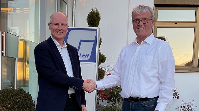 Kurtz Ersa Automation Geschäftsführer, Dr. Michael Wenzel (links) und Stefan Schiller, Geschäftsführer der Schiller Automation, besiegeln mit einem Handschlag die Übernahme.