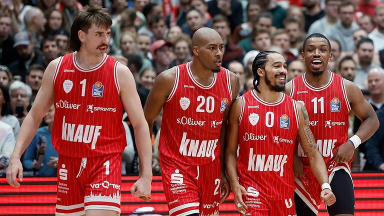 Starkes Kollektiv: die Baskets-Spieler (von links) Zac Seljaas, Javon Bess, Otis Livingston und Isaiah Washington nach dem Würzburger Sieg über Rasta Vechta.