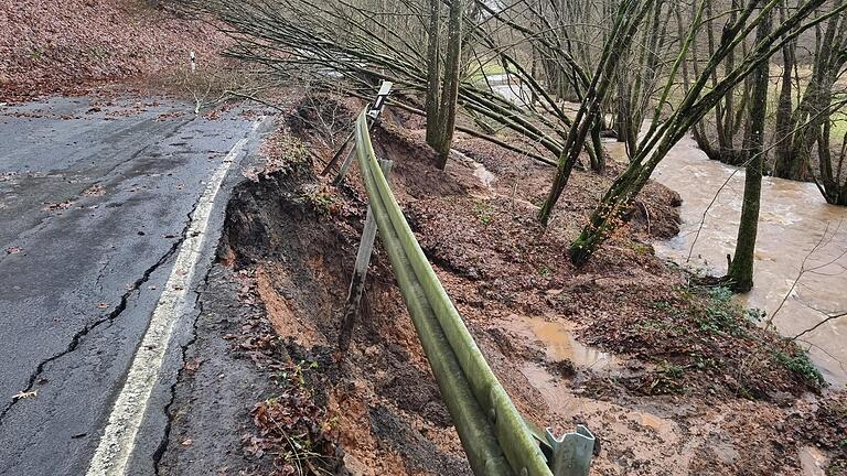 Am Schmalwasserbach ist nach den heftigen Regenfällen am Mittwoch ein Teil der Böschung abgerutscht. Die Straße zwischen Schmalwasser und Steinach wurde gesperrt.