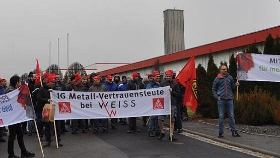 Etwas mehr als 70 Beschäftigte beteiligten sich nach Angaben der Organisatoren am Warnstreik bei der Firma Weiss Spindeltechnologie in Maroldsweisach.