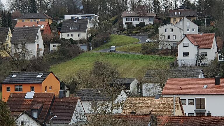 Diese Baulücke in der Kerzenleite in Veitshöchheim mit Blick Richtung Hofellern soll bebaut werden.