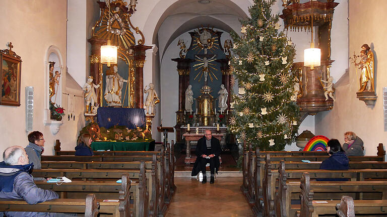 Beim Krisengespräch des Hausener Pfarrgemeinderats mit Pfarrer Helmut Rügamer (Mitte) in der Hausener Pfarrkirche. Eine Predigt am zweiten Weihnachtsfeiertag zum Familienbild der Kirche verletzte die Gefühle mehrerer Gottesdienstbesucher massiv.