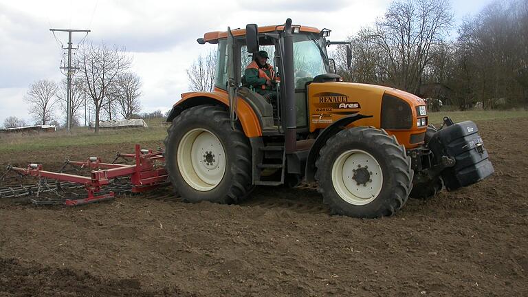 Solche Anblicke sind momentan noch selten in der Landschaft. Aber in Kürze dürften die Feldarbeiten der Bauern im Grabfeld wieder beginnen. Das Foto zeigt Ulrich Bergner aus Höchheim bei der Frühjahrsaussaat 2022.